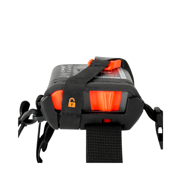 Gros plan sur le DVA Barryvox S avec des accents orange et une sangle noire, vue détaillée de l'arrière de l'appareil.
