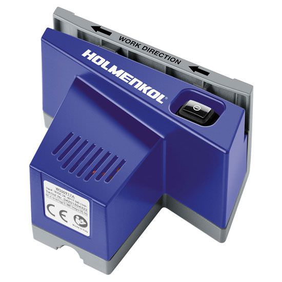 Blauer, elektronischer Plexiklingenschärfer von Holmenkol mit Schalter und Lüftungsschlitzen. Pfeile zeigen Arbeitsrichtung an.