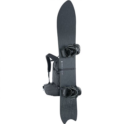 Zaino nero Evoc Line Pro 20L con snowboard montato, fissato con cinghie.