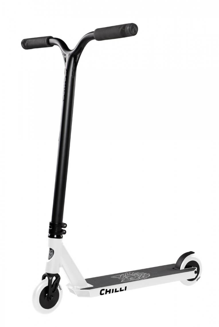 Weisser Chilli Pro Scooter Archie Cole mit schwarzer T-Bar und weissen Rädern vor weissem Hintergrund.
