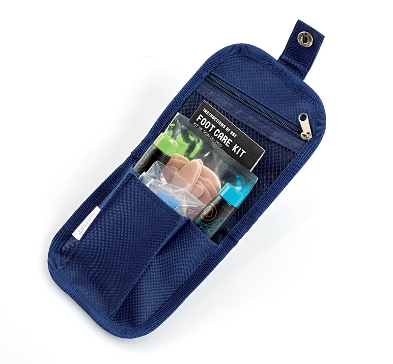 Ouvert, bleu Sidas Foot Care Kit avec pansements, coussinets en gel, capuchons de protection et livret d'instructions. Compartiment supérieur à fermeture éclair.