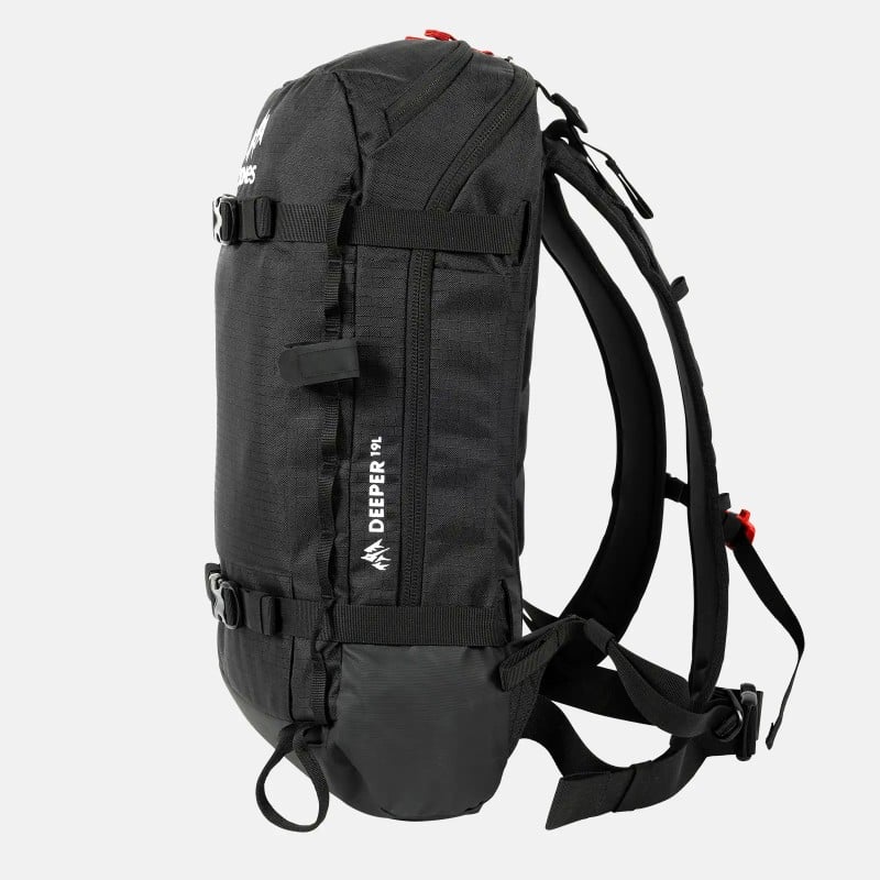 Schwarzer Jones Deeper 19L Backpack von der Seite, mit Schultergurten und Trageschlaufen. Seitlich ist der Schriftzug "Deeper 19L" zu sehen.