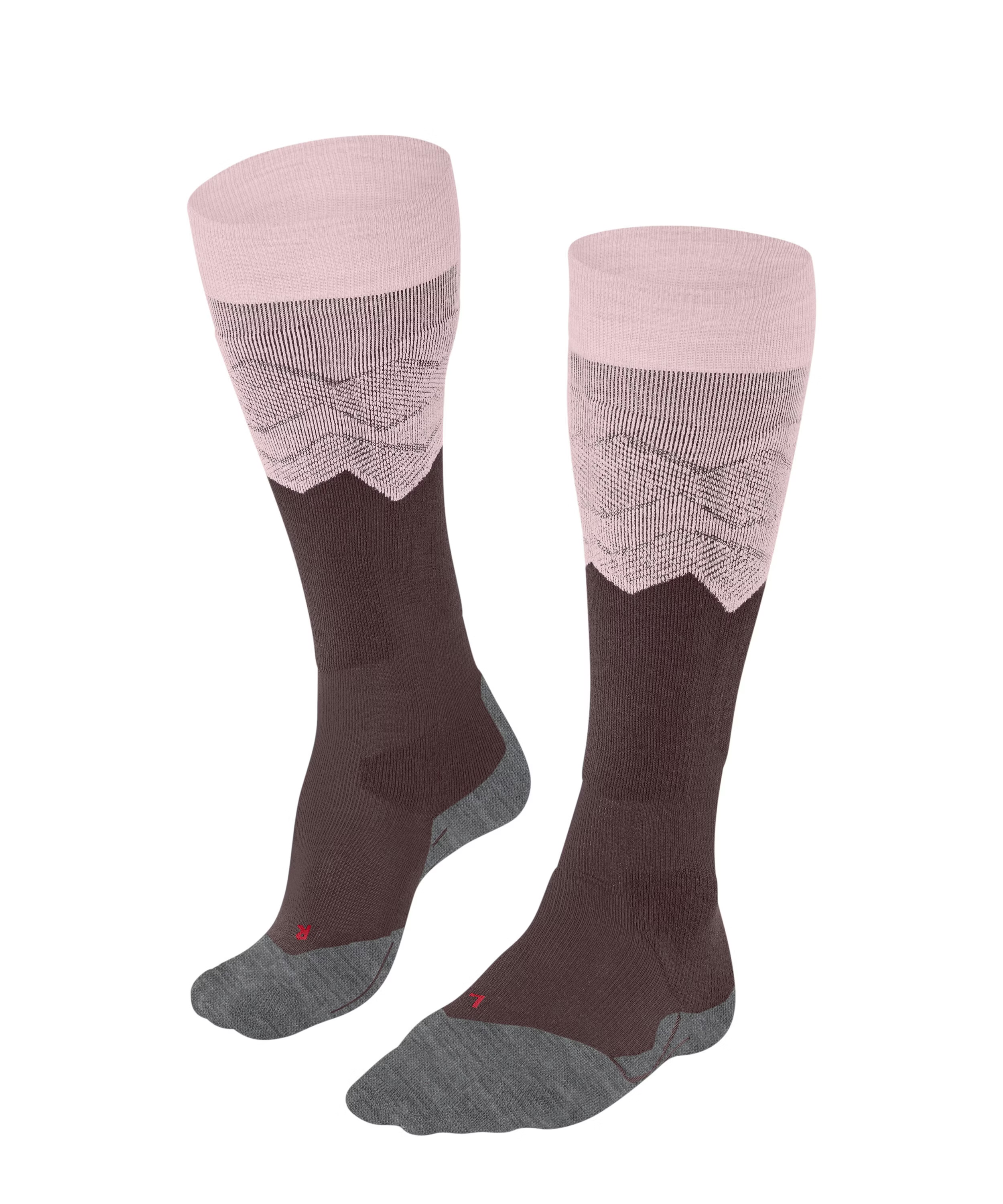 Zwei kniehohe Socken stehen aufrecht vor weißem Hintergrund. Dunkelbraun, oben hellrosa Abschluss und breites Band mit gewebtem, bergähnlichem Muster. Fersen und Zehen grau. Rote Buchstaben "L" und "R".