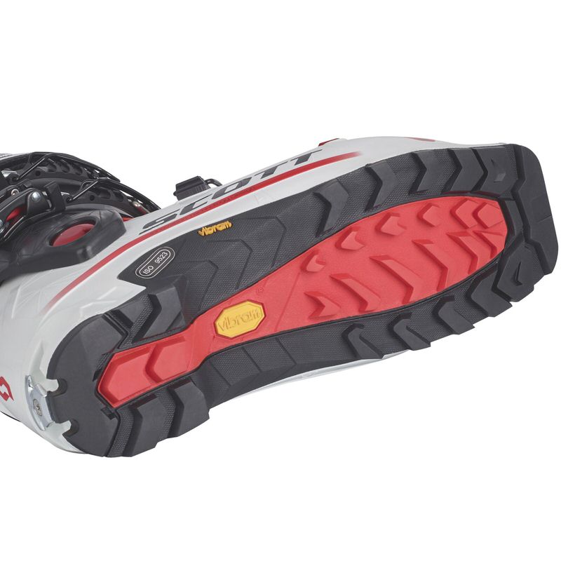 Scott Cosmos Sohle Detail Detailaufnahme der Sohle eines weißen Scott Cosmos Tourenskischuhs mit rotem und schwarzem Vibram Profil.