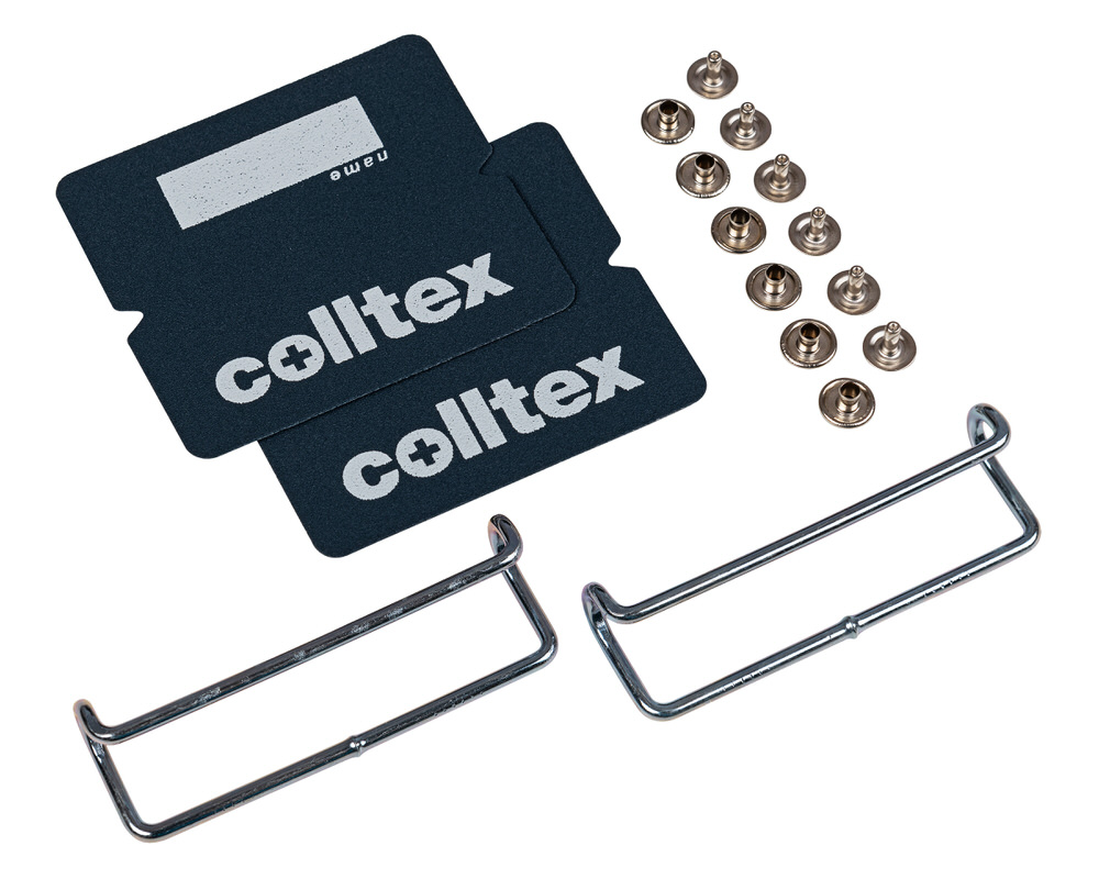 Accessoires Colltex Skin Tips : deux cintres en peau, deux capuchons en pointe avec le logo Colltex et des rivets argentés pour le montage.