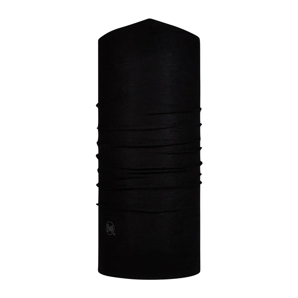 Schwarzer Buff Filter Tube, Schlauchschal aus recycelter Mikrofaser, aufrecht stehend.