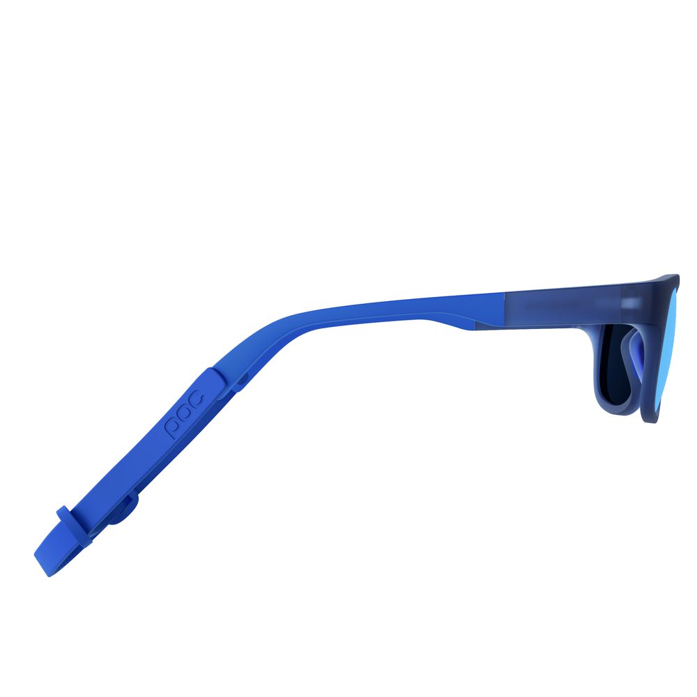 Blaue Pocito Evolve Kindersonnenbrille, Seitenansicht mit Brillenband.