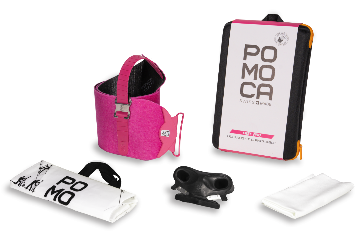 L'immagine mostra vari accessori per le pelli da sci di Pomoca, tra cui il supporto per le pelli di colore rosa, l'utensile da taglio e la borsa per riporle.