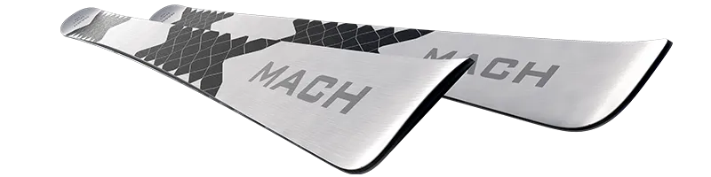 Zwei MACH SPIRIT Ski liegen übereinander, silberfarbenes Design mit schwarzem Rautenmuster.
