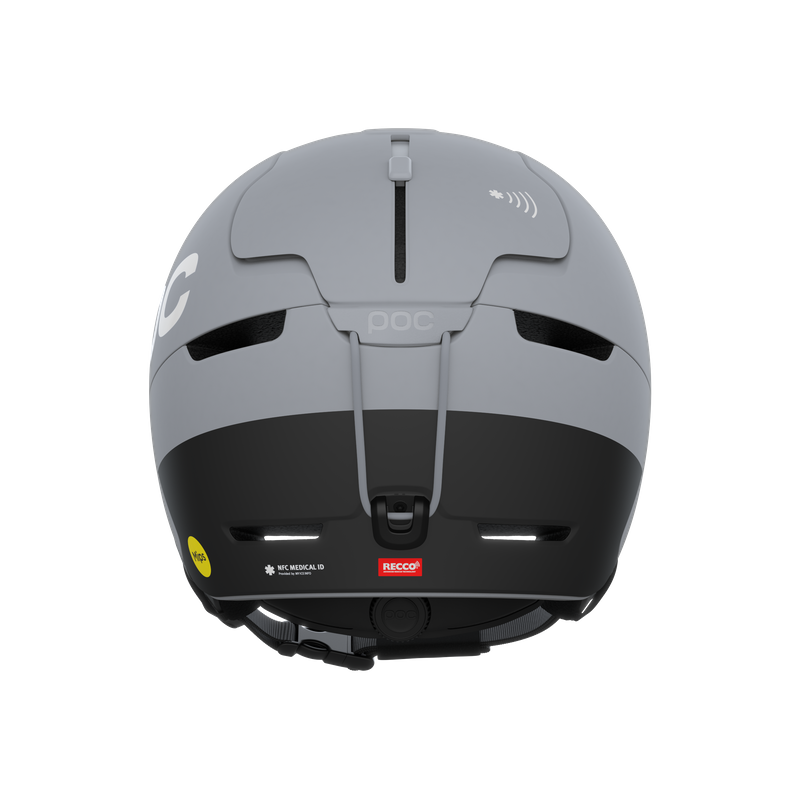 Grau-schwarzer Skihelm von hinten, mit Belüftungsschlitzen, "POC"-Logo und RECCO-Reflektor. Das MIPS-Logo ist auch sichtbar.