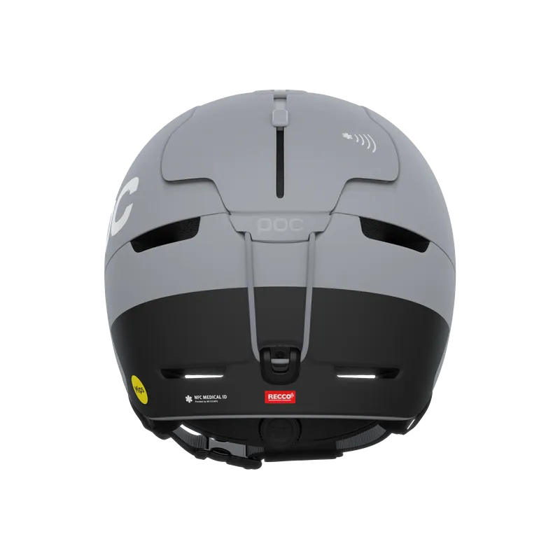 Grau-schwarzer Skihelm von hinten, mit Belüftungsschlitzen, "POC"-Logo und RECCO-Reflektor. Das MIPS-Logo ist auch sichtbar.