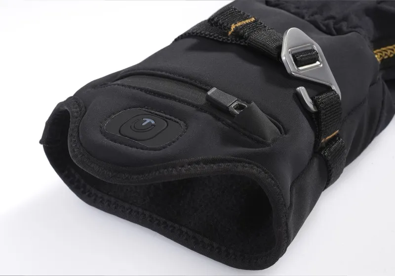 Vista dettagliata di un guanto interno Therm-ic Ultra Heat Liner nero, polsino con bottone.