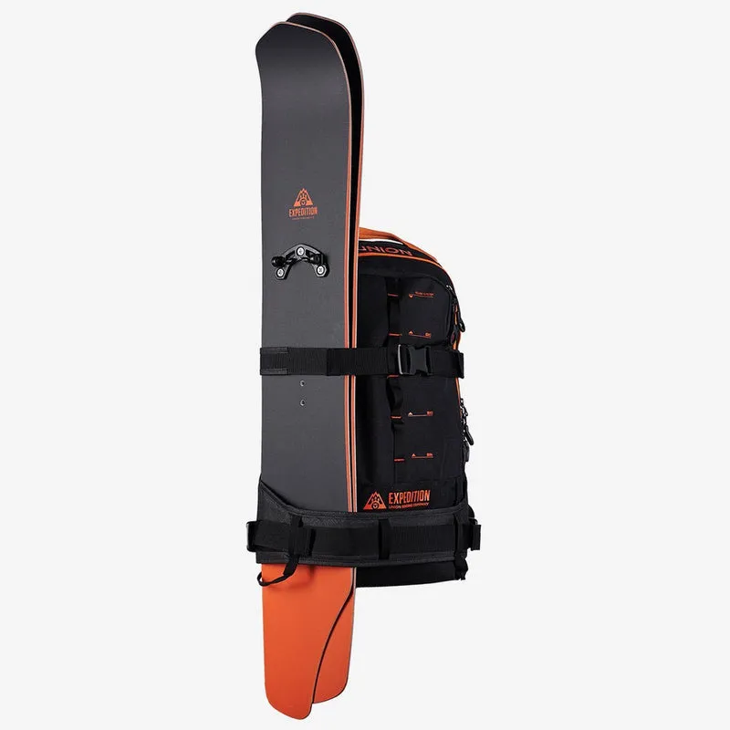 Union Expedition Backpack mit befestigtem Splitboard. Das Board ist grau mit orangen Details.