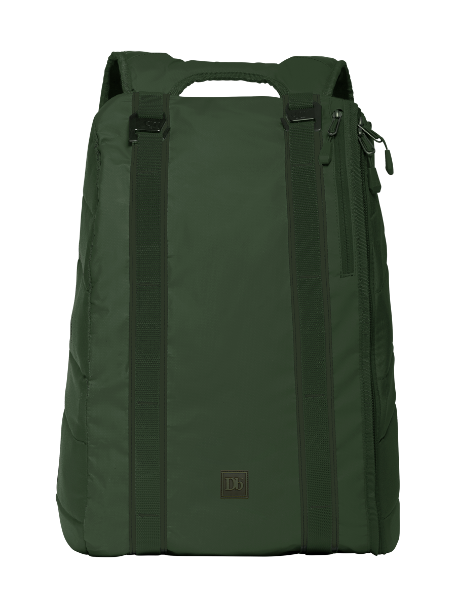 Der Douchebags The Base 15L Rucksack in Pine Green, Frontansicht mit Gurten und Reißverschlussdetails.
