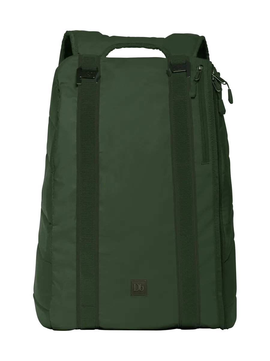 Der Douchebags The Base 15L Rucksack in Pine Green, Frontansicht mit Gurten und Reißverschlussdetails.