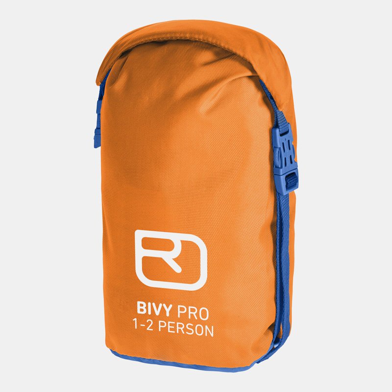Orangefarbener, verpackter Ortovox Bivy Pro Biwaksack mit blauem Verschlussband und weißem Logo.