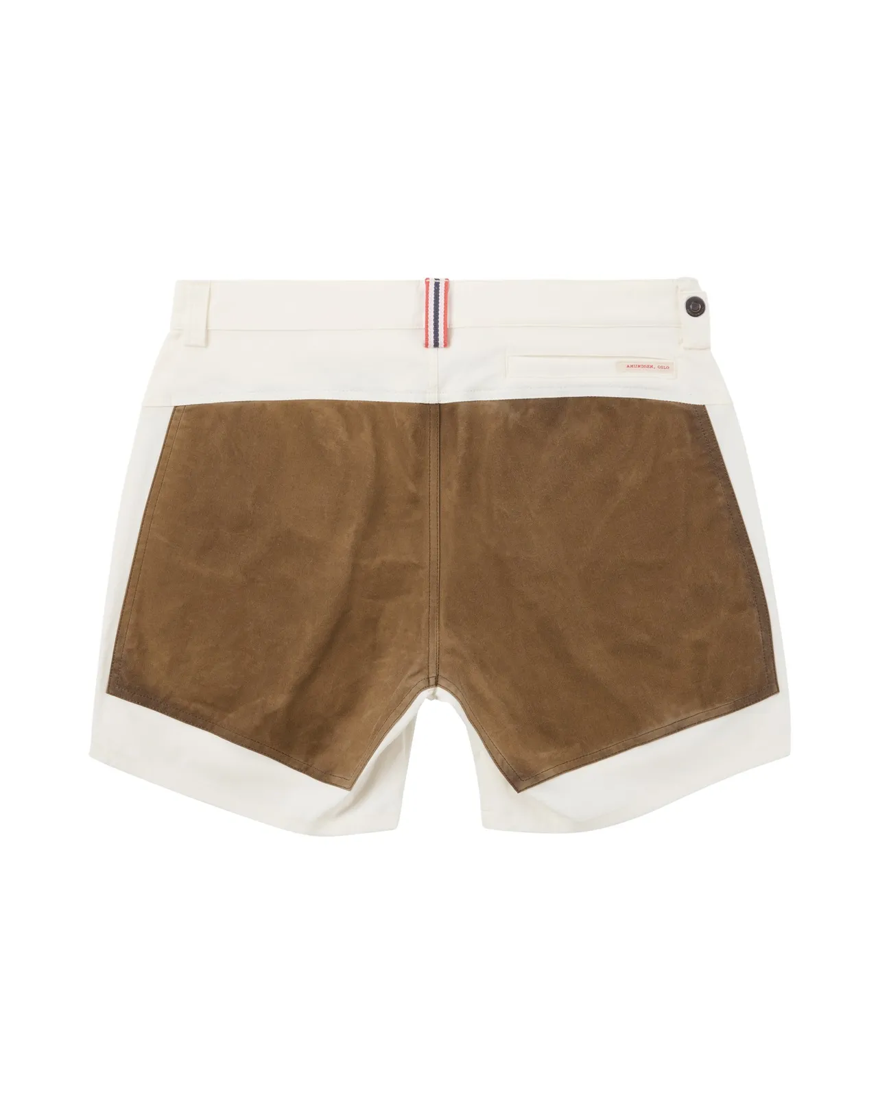 Pantaloncini corti, bianchi e marroni sul retro, con dettagli rossi e blu sulla cintura.