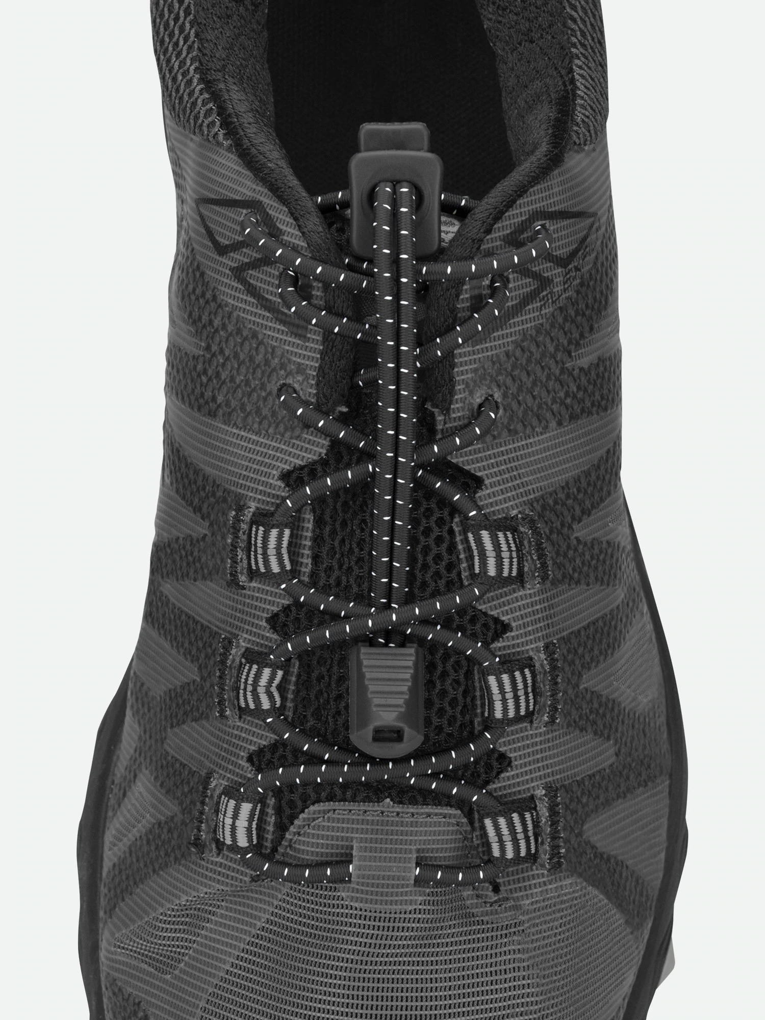 Schwarzer Laufschuh Nahaufnahme Nahaufnahme eines schwarzen Laufschuhs mit elastischen, schwarzen Run Laces und weißen Akzenten.