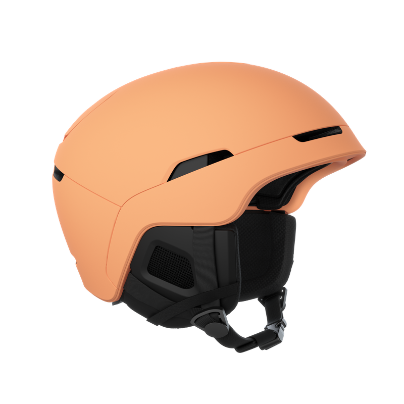 Pfirsichfarbener Skihelm mit schwarzen Akzenten und Kinnriemen, isoliert auf einem weißen Hintergrund.