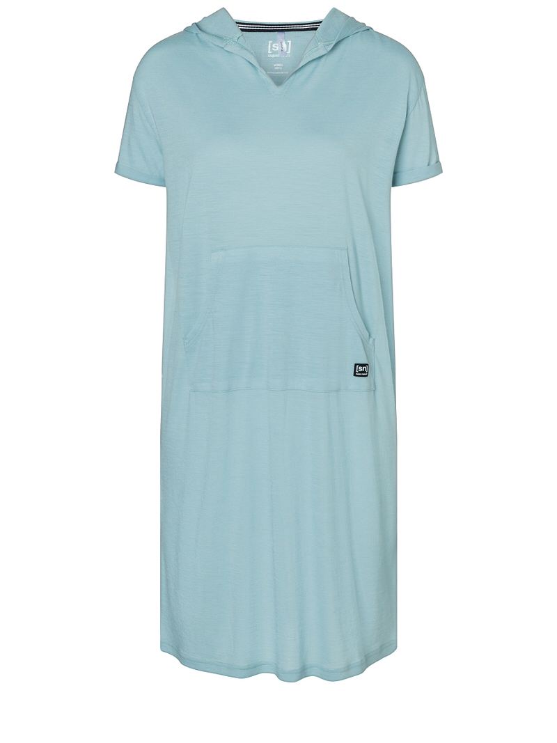 Ein hellblaues Super.Natural Hooded Dress mit Kapuze und kurzer Ärmel ist vor einem neutralen Hintergrund zu sehen.