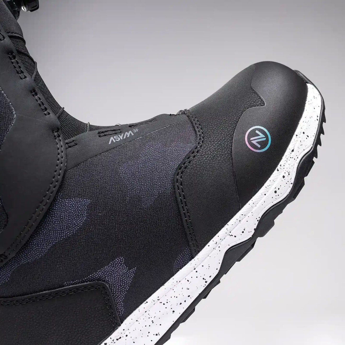 Nidecker Rift W details Detailed view of the Nidecker Rift W snowboard boot, focus on toe area with BOA system and speckled sole.