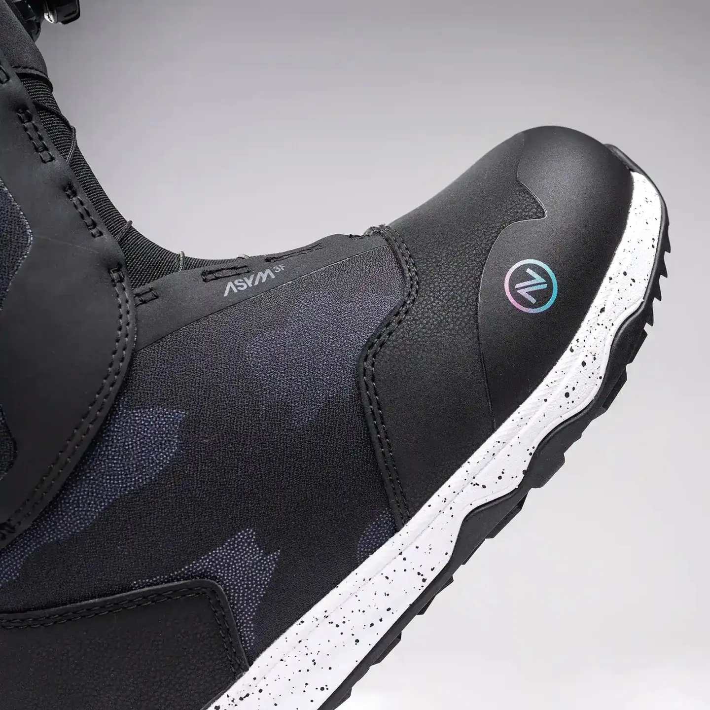 Vue détaillée de la chaussure de snowboard Nidecker Rift W, focus sur la zone des orteils avec système BOA et semelle mouchetée.