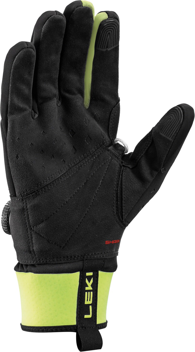 Nahaufnahme eines Leki PRC Boa Shark Handschuhs in Schwarz/Neongelb, der Handfläche nach oben. Details: BOA-System, Softspan-Material.