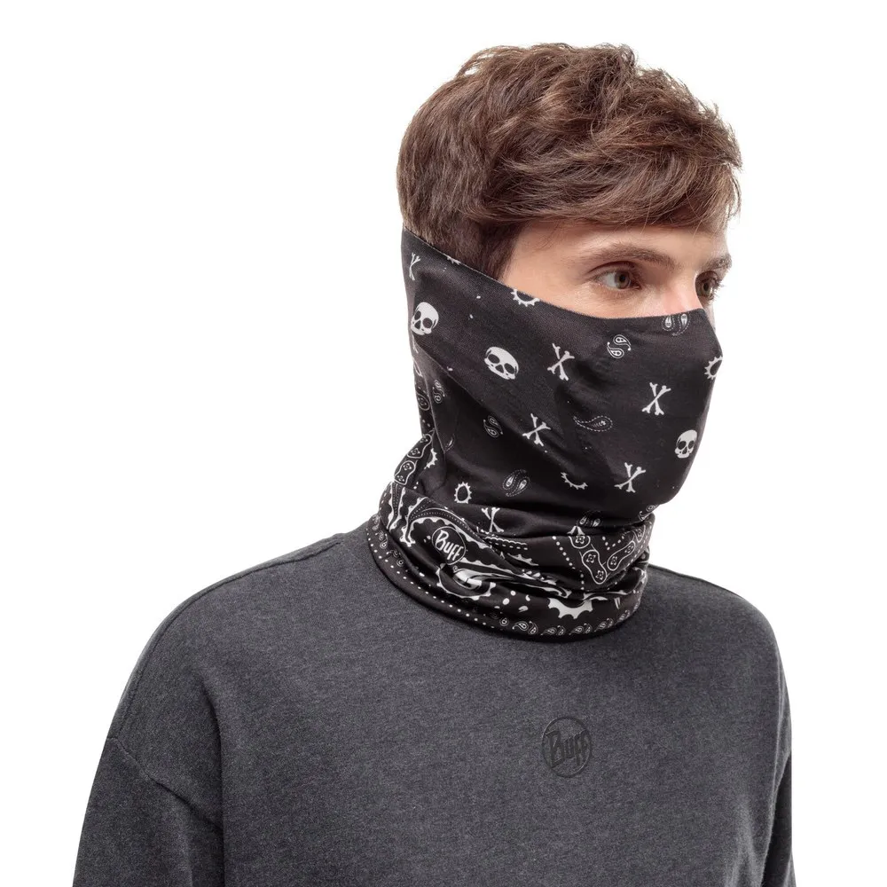 Man wearing a black Buff filter tube with skull pattern and gray shirt.
