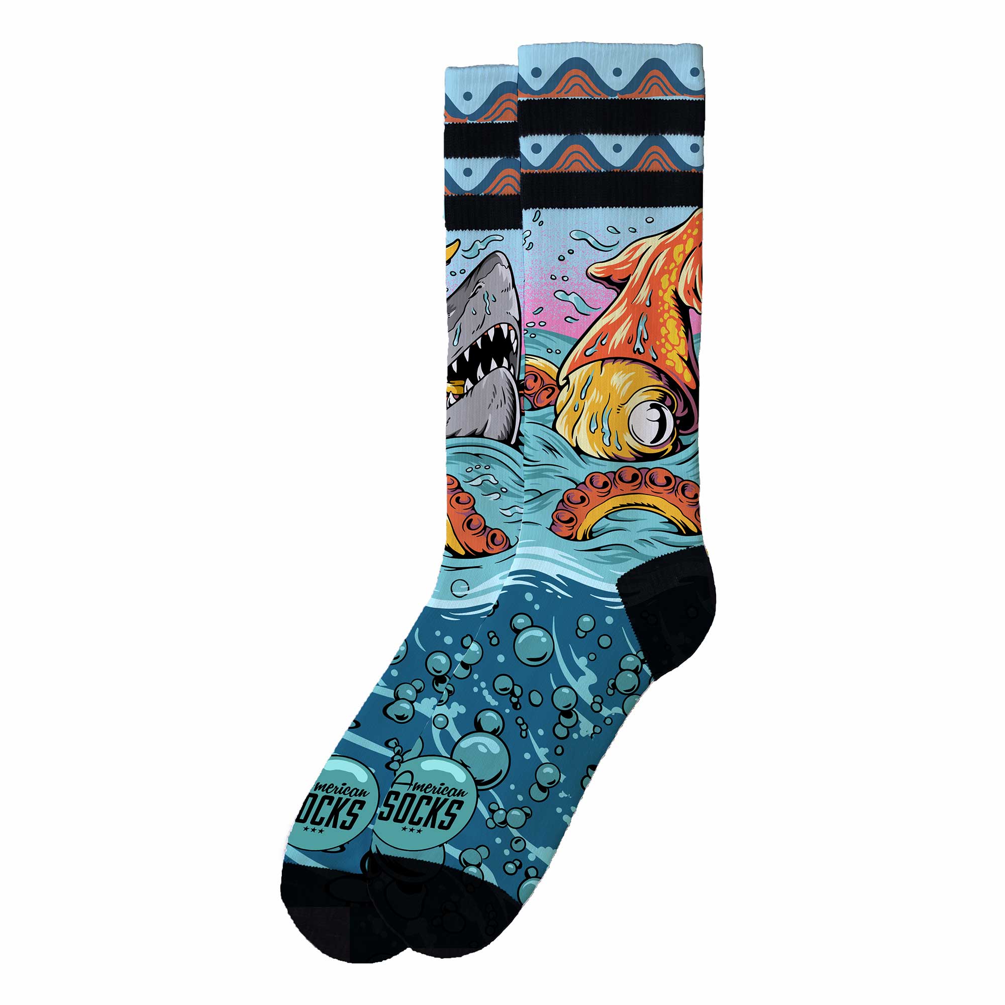 Socke mit Seacreatures-Motiv: Hai, Oktopus, Wellen und Blasen auf blauem Grund, schwarze Spitze und Ferse.
