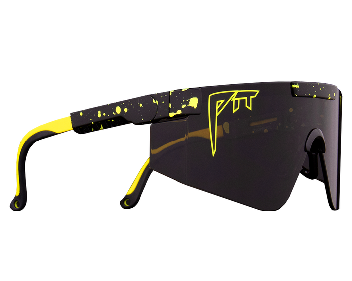 Lunettes de soleil noires "Cosmos 2000 Lunettes de soleil noires "Cosmos 2000" avec accents de couleur jaune et logo, vue de côté. Éclaboussures de néon sur la monture.
