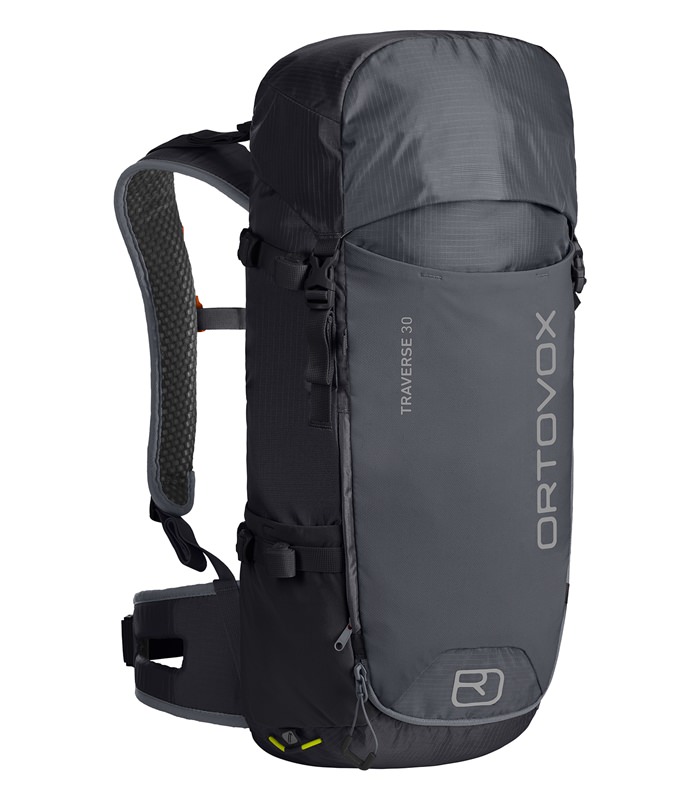 Zaino Ortovox Traverse 30 grigio scuro in vista completa. Sono visibili anche gli spallacci e la cintura anca.