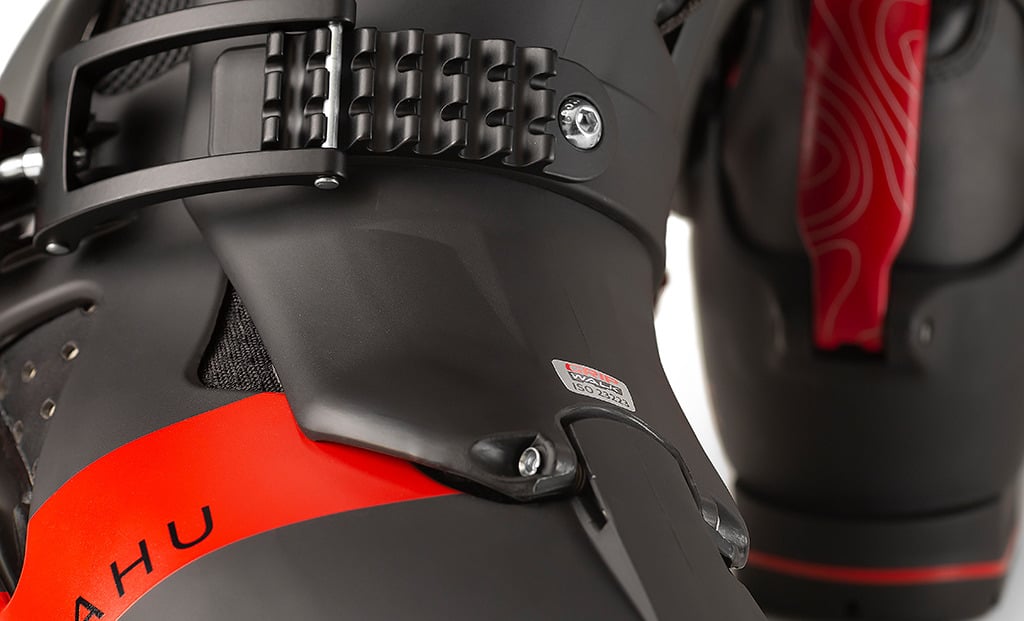 Dahu Chaussure de ski Ecorce Détail Dahu Chaussure de ski Ecorce 01X en noir et rouge avec boucle et bande d'accentuation rouge.