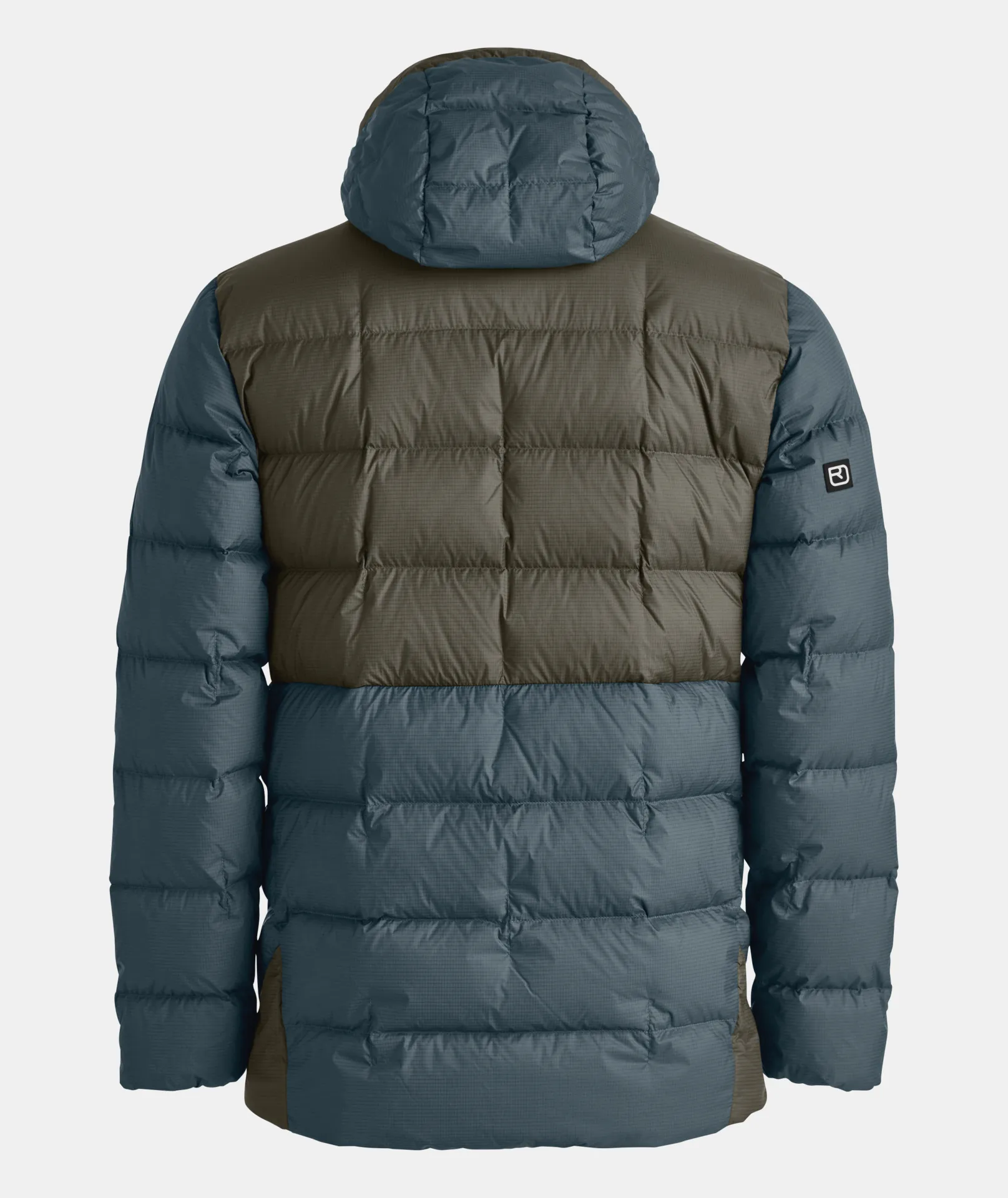 Rückansicht einer zweifarbigen, gesteppten Daunenjacke mit Kapuze in Blau und Oliv auf hellem Hintergrund.