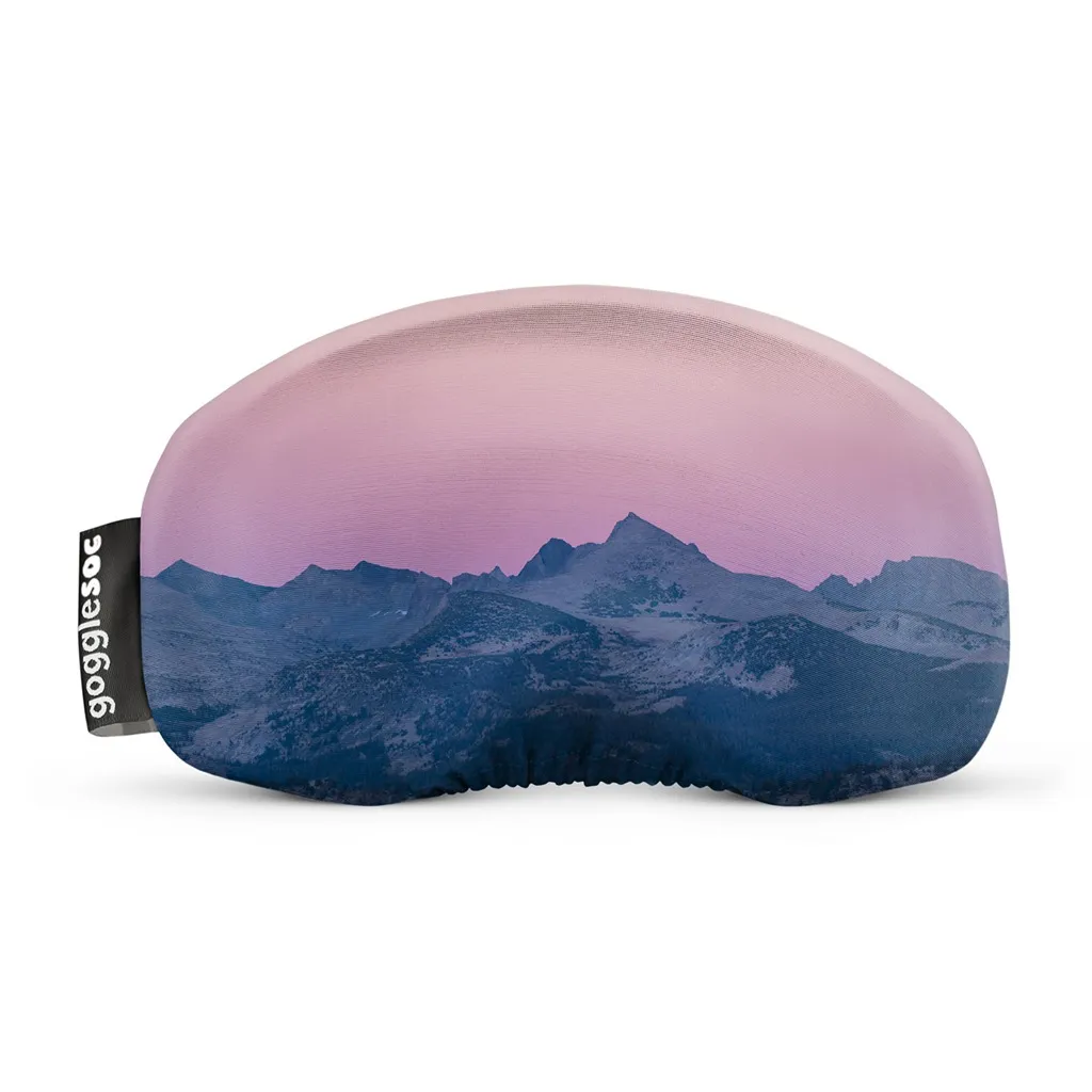 Skibrillen-Schutzhülle mit Alpenglühen-Motiv: Berglandschaft bei Dämmerung in Blau- und Rosatönen. Label "gogglesoc" sichtbar.