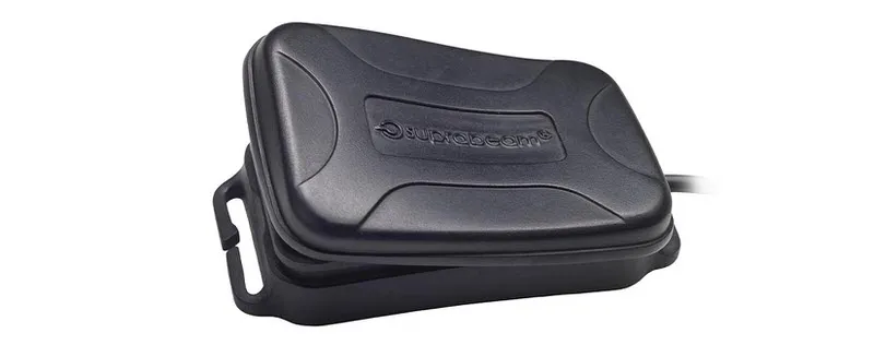 Pacco batteria Suprabeam V3 Air rettangolare, grigio scuro, in plastica con logo del marchio, cavo di collegamento e attacco per la cinghia.