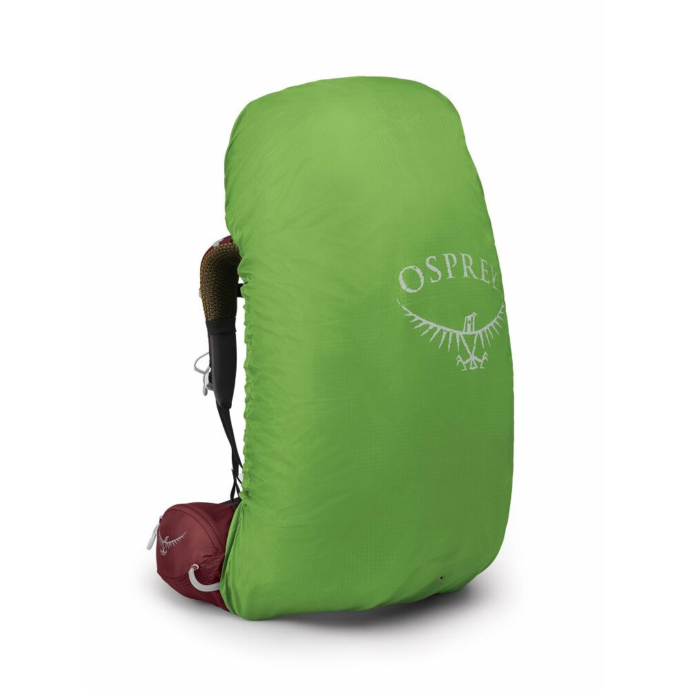 Ein Osprey Aura AG 65 Damen-Trekkingrucksack, geschützt von einer leuchtend grünen Regenhülle mit dem weißen Osprey-Logo. Ein kleiner Teil des Rucksacks in Beerenrot ist unten sichtbar, was auf die Farbe Berry Sorbet Red hinweist.