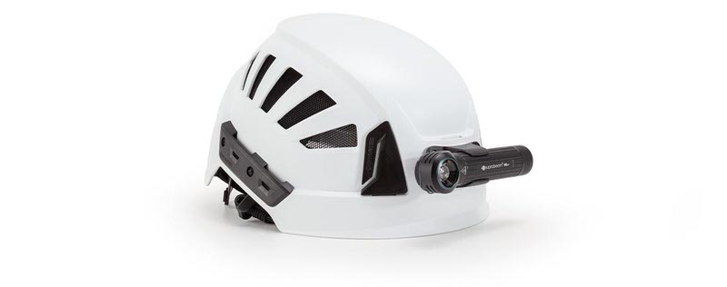 Casque blanc avec lampe Un casque blanc avec une lampe frontale Suprabeam M6xr, montée sur le côté, sur fond blanc.