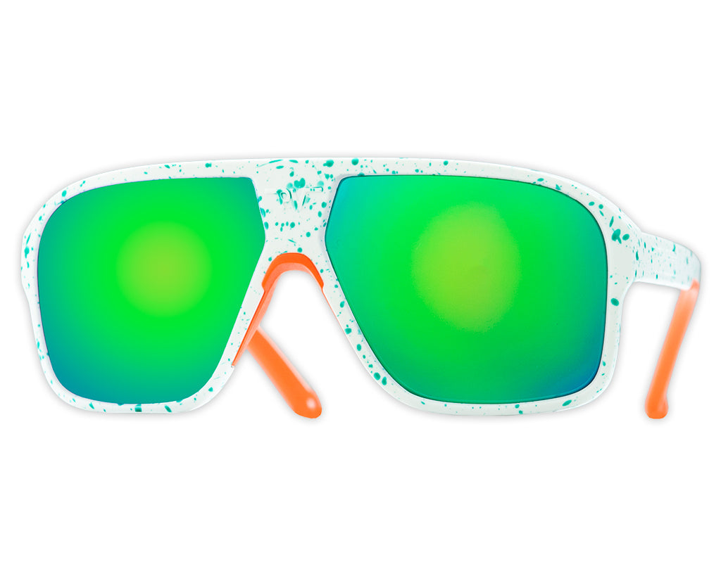Frontale Ansicht der Sonnenbrille "South Beach Flight Optics" mit grünen Gläsern und weiß-gesprenkeltem Rahmen.
