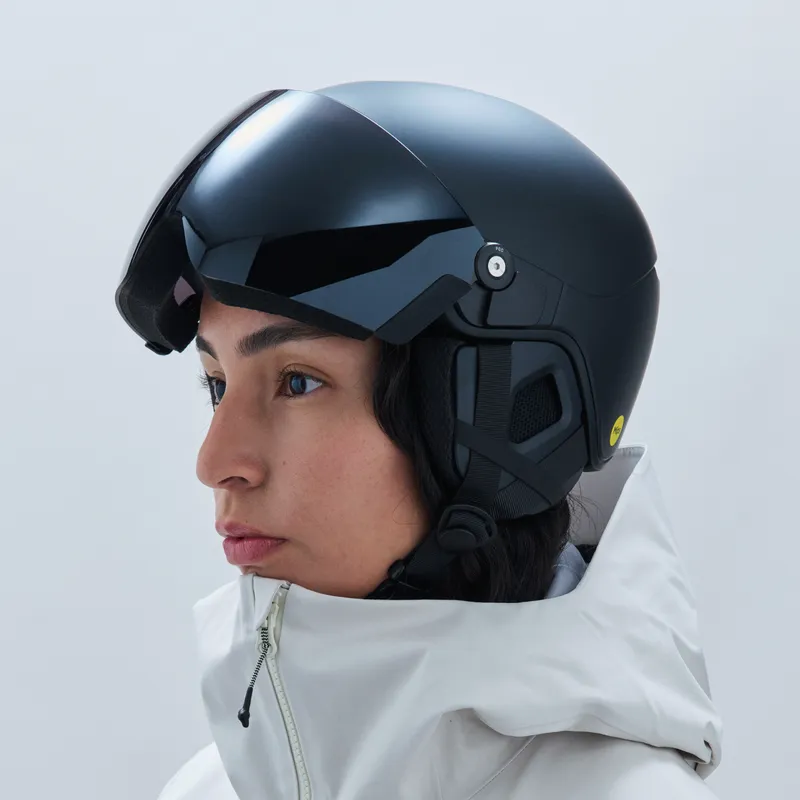 Profilo di una persona con casco da sci POC Obex Visor Uranium Black Matt e visiera integrata.