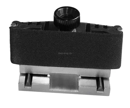 Il Tooltonic ICE Catcher, un accessorio per l'affilatura dei bordi, in primo piano. Base grigia, fascia nera e rotella di regolazione.
