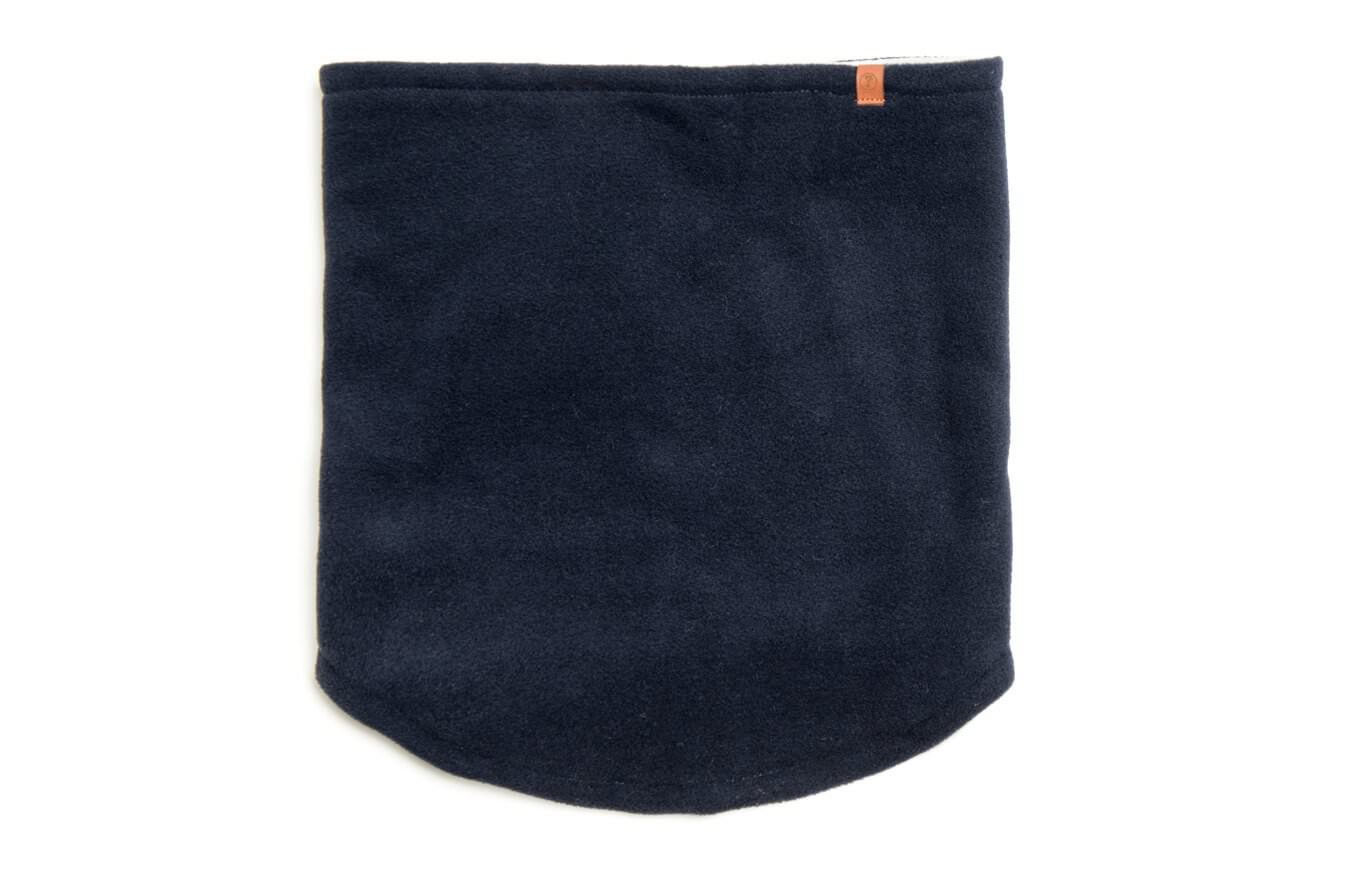 Marineblauer, reversibler Neckwarmer aus Fleece, flach liegend. Am oberen Rand ist ein kleines, rechteckiges Logo-Patch angebracht.