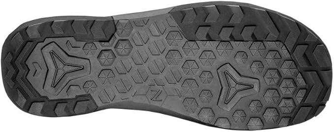 Detailaufnahme der Sohle des Nidecker Triton Snowboard Boots. Das Sohlenprofil ist schwarz mit sechseckigen Mustern und dreieckigen Flächen.
