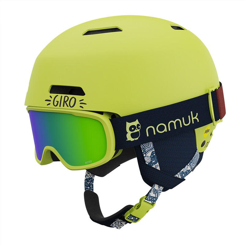 Limefarbener Skihelm "Giro Crüe Mips FS Combo" mit Brille und blauem "Namuk"-Band.