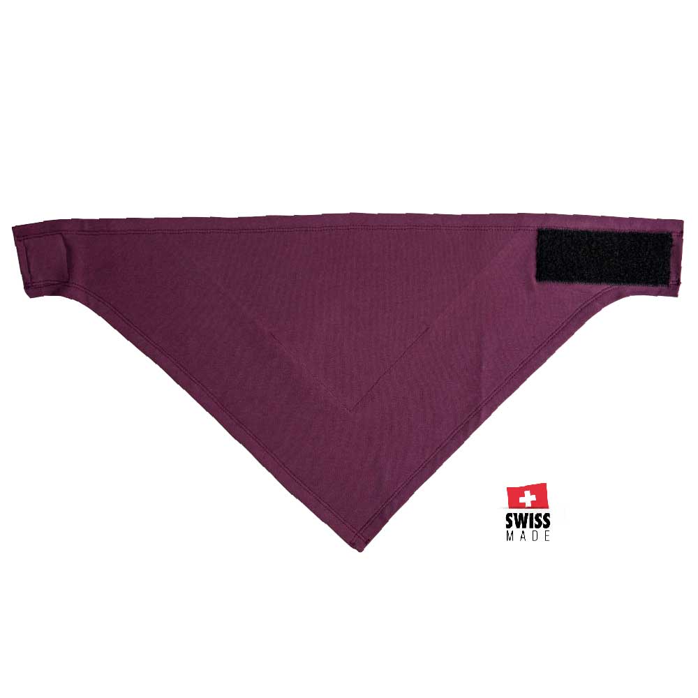 Pflaumenfarbenes, dreieckiges goSnow Filter Bandana mit Klettverschluss und "Swiss Made" Logo.