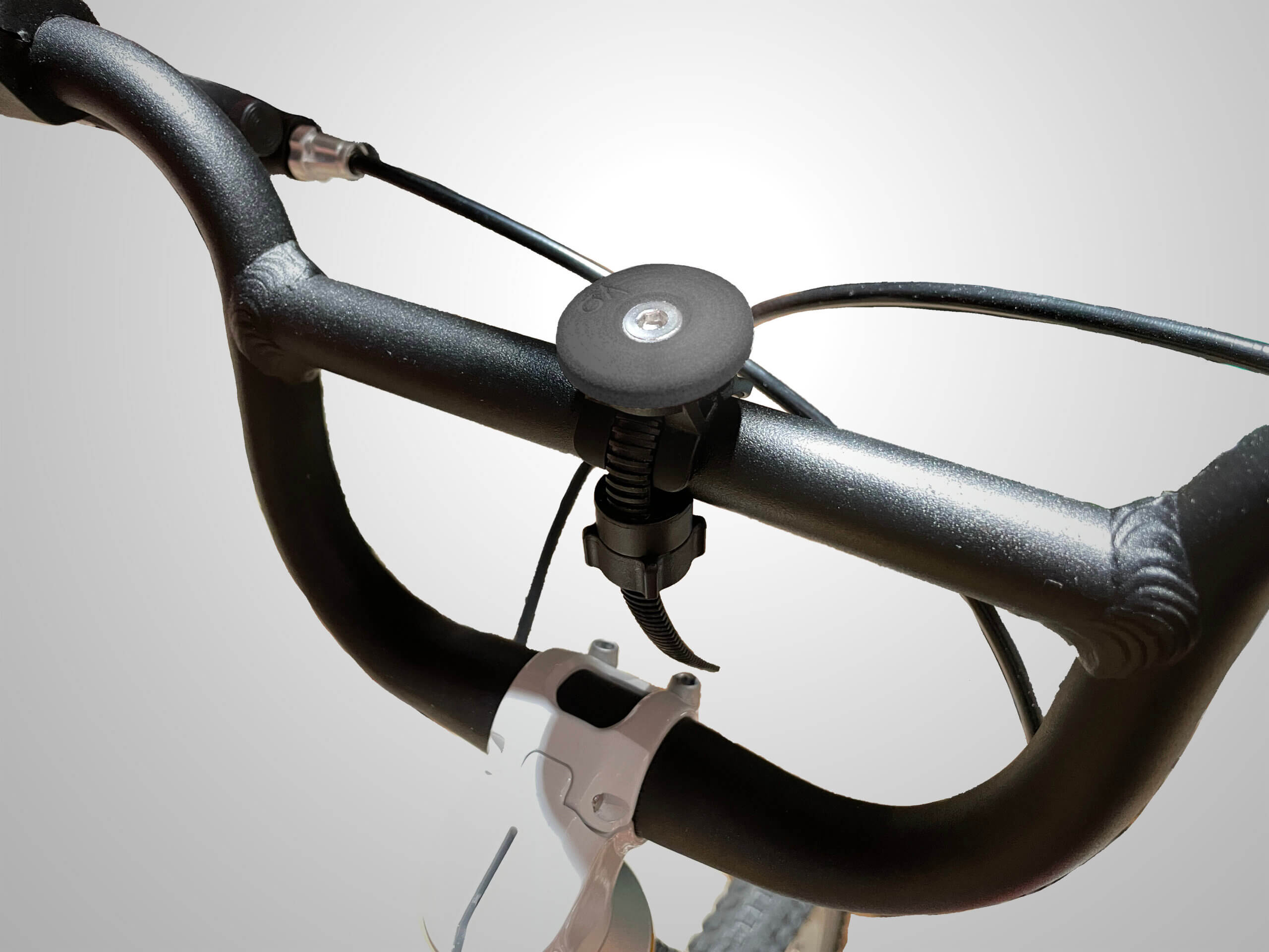 Nahaufnahme eines schwarzen Fahrradlenkers mit montiertem Bike Mount Bundle und SP-Connect Micro Bike Mount.