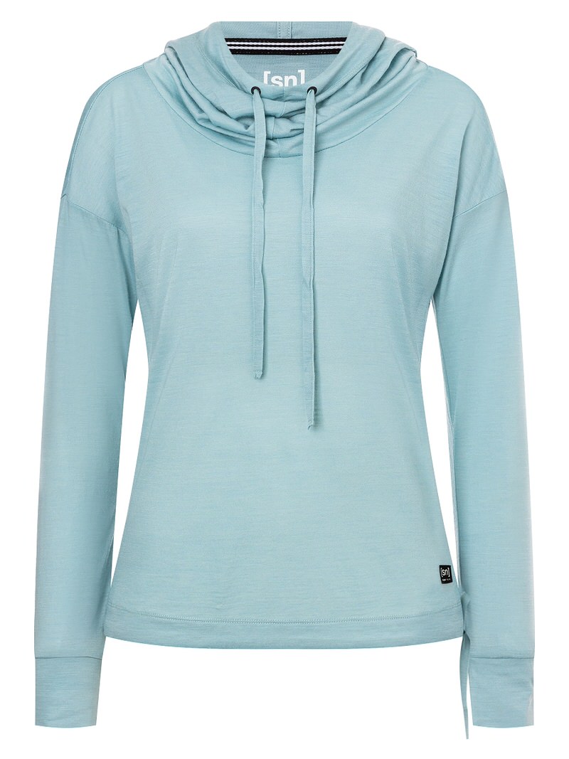 Hellblauer, langärmliger Funnel Hoodie für Frauen. Die Kapuze hat Kordeln zum Verstellen.