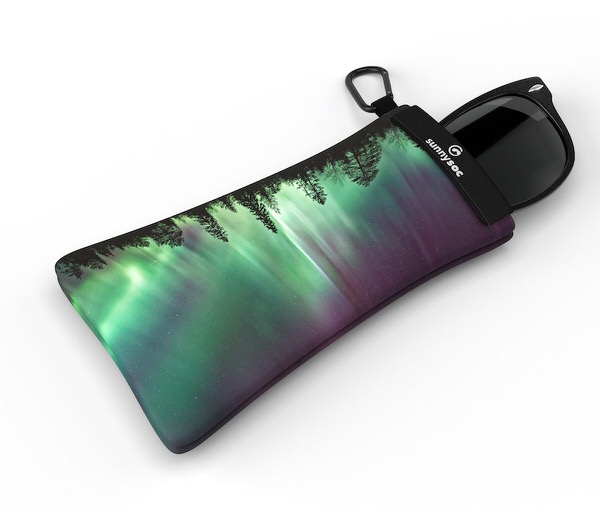 Sonnenbrille im Sunnysoc Schutz mit Aurora Borealis Design und Karabiner, Linsen innenliegend.
