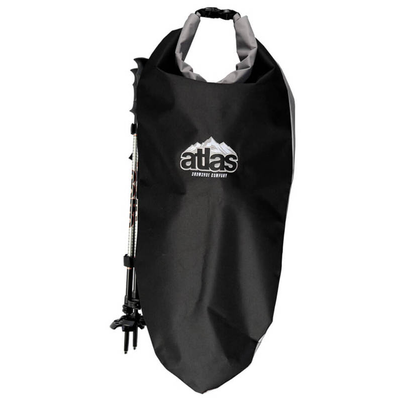 Schwarze Atlas Schneeschuhtasche mit grauem Innenfutter und Trekkingstöcken an der Seite. Das Atlas-Logo ist aufgedruckt.