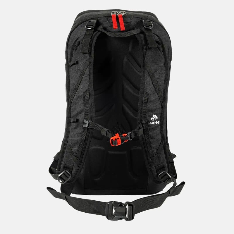 Schwarzer Jones Deeper 19L Backpack, Rückansicht mit Schultergurten, Brust- und Hüftgurt mit roten Akzenten, Logo mittig am Rücken.