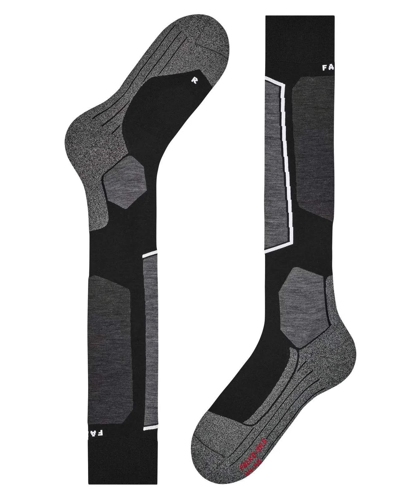 Lange schwarz-graue Sportsocken mit Texturen und Mustern für Komfort und Verstärkung. Eine Socke steht, die andere liegt schräg, zeigt das „R“ an der Ferse und roten „FALKE-SKI“ Schriftzug. Weißer Hintergrund.